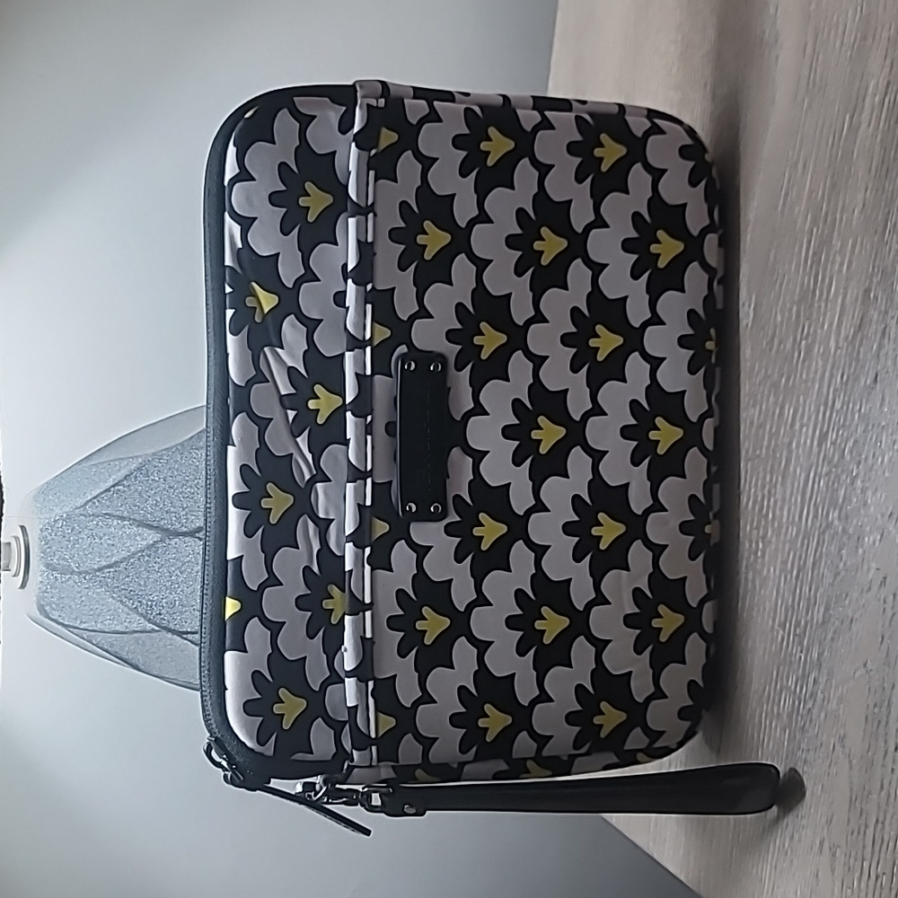 EUC Vera Bradley Neoprene Tablet Sleeve/ Protective Ipad Case w/wrist strap